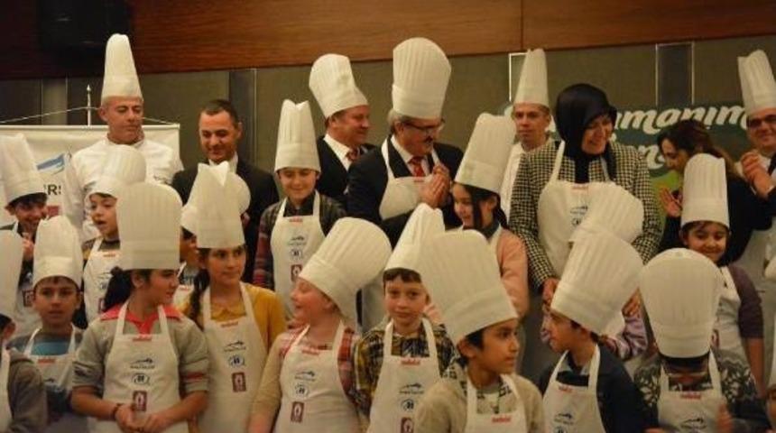 Vali, Kimsesiz &Ccedil;ocuklarla Kurabiye Yaptı