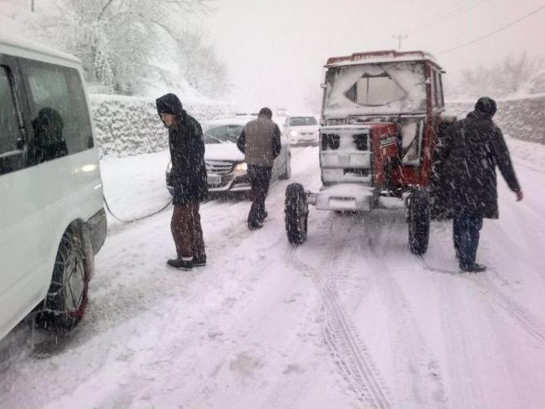 Jandarma Ekiplerinden Yolda Kalan S&uuml;r&uuml;c&uuml;lere Yardım