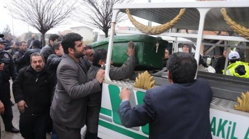 Reklam Panosuna &Ccedil;arpan Minib&uuml;s&uuml;n S&uuml;r&uuml;c&uuml;s&uuml; &Ouml;ld&uuml;