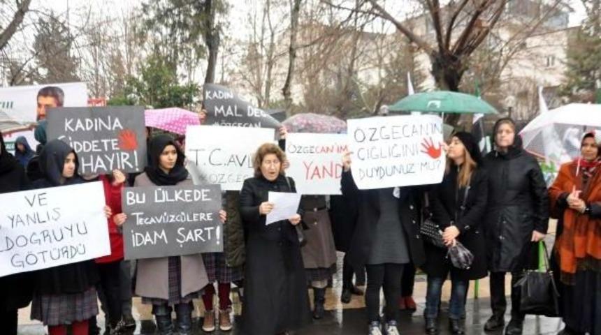 Adıyaman'da G&ouml;n&uuml;ll&uuml; Anneler'den &Ouml;zgecan Protestosu