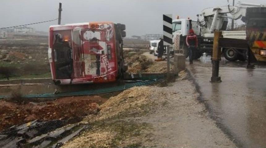 Otob&uuml;s Su Kanalına Devrildi: 5 Yaralı