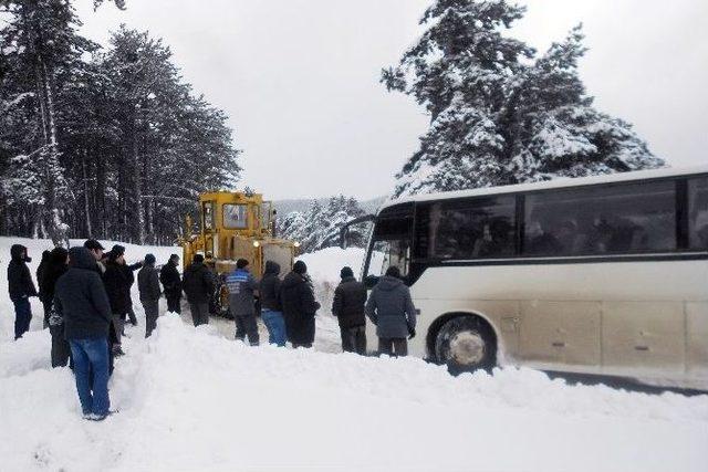 Cenazeye Giderken Yolda Mahsur Kalanları Belediye Kurtardı