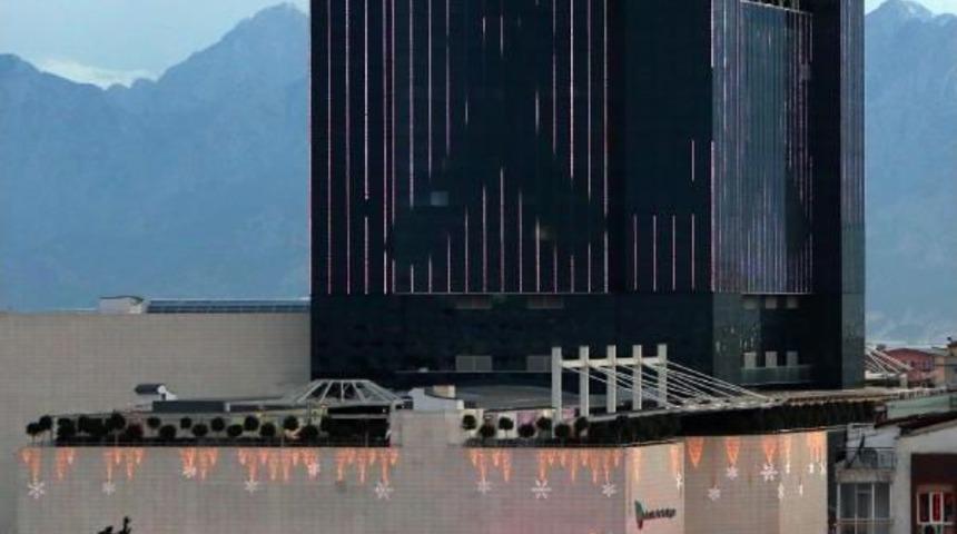 Avm'de &Ouml;zgecan I&ccedil;in Dev Siyah Kurdele