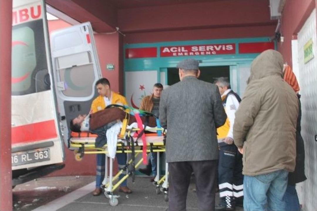 Karlı Yolda 4 Ara&ccedil; Bir Birine Girdi: 2&rsquo;si Ağır 3 Kişi Yaralandı