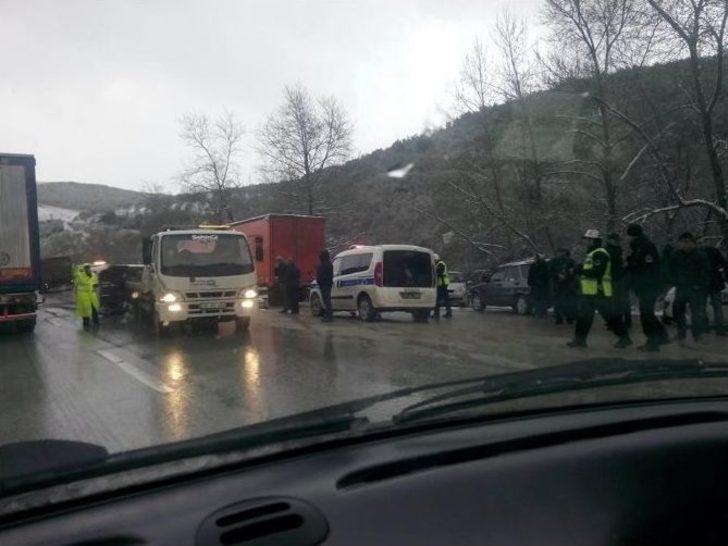 Karlı Yolda 4 Araç Bir Birine Girdi: 2’si Ağır 3 Kişi Yaralandı G4