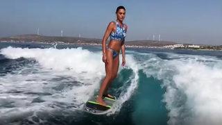 Hande Subaşı sörfçülere taş çıkarttı!