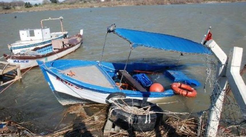 Balık&ccedil;ı Teknelerini Batıran Poyraz Minarenin K&uuml;lahını Yerinden Oynattı