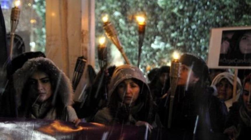 Kar Altında &Ouml;zgecan Protestosu