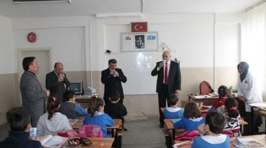 Kaymakam Kadiroğlu, &Ouml;ğrencilerle Birlikte S&uuml;t İ&ccedil;ti