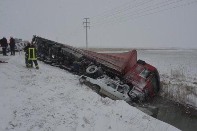 Konya'da Tır, Minibüs Ve Otomobile Çarptı: 4 Yaralı (2)