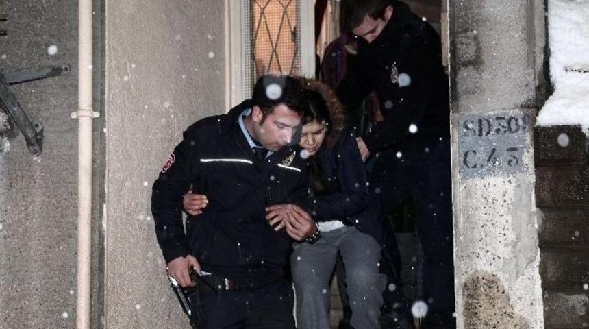 Sevgilisi Tarafından &Ccedil;ocuğunun G&ouml;z&uuml; &Ouml;n&uuml;nde Bı&ccedil;akladı