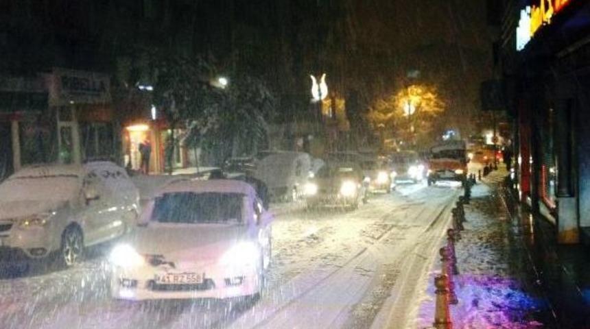 Yarım Saatlik Tipi İzmit'te Yolları Kilitledi, Kandıra Yolu Ulaşıma Kapandı