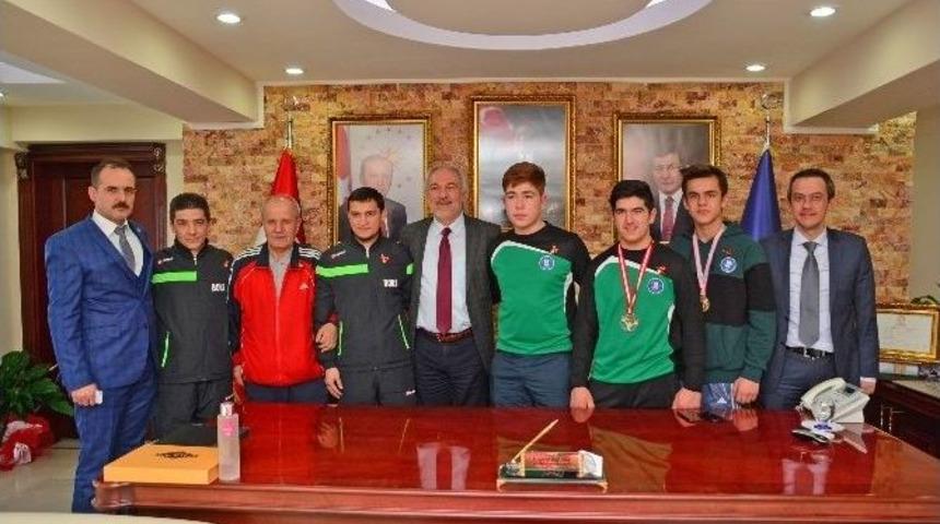 Başkan Sara&ccedil;oğlu Şampiyon Sporcuları &Ouml;d&uuml;llendirdi