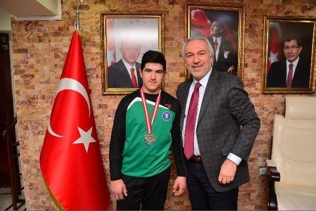 Başkan Saraçoğlu Şampiyon Sporcuları Ödüllendirdi