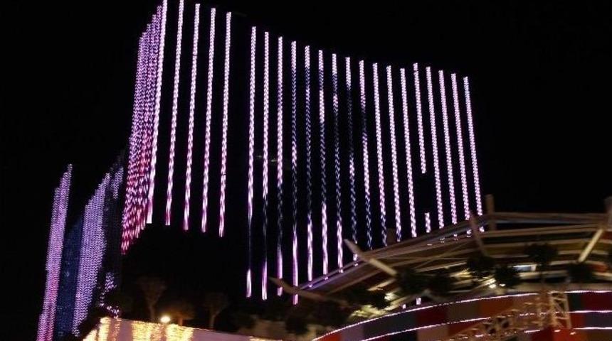 &Ouml;zgecan&rsquo;ın Dev Fotoğrafı Led Işıklarla Yansıtıldı