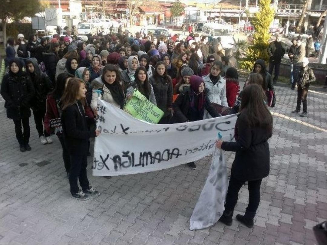 Gediz&rsquo;de &Ouml;zgecan Katliamı Protesto Edildi