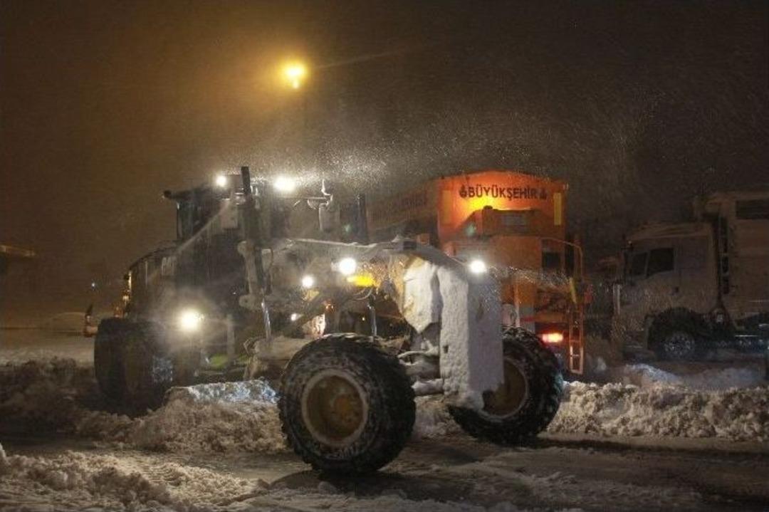 Tem Otoyolu&rsquo;nda Mahsur Kalan Tırlar &Ccedil;ekiliyor