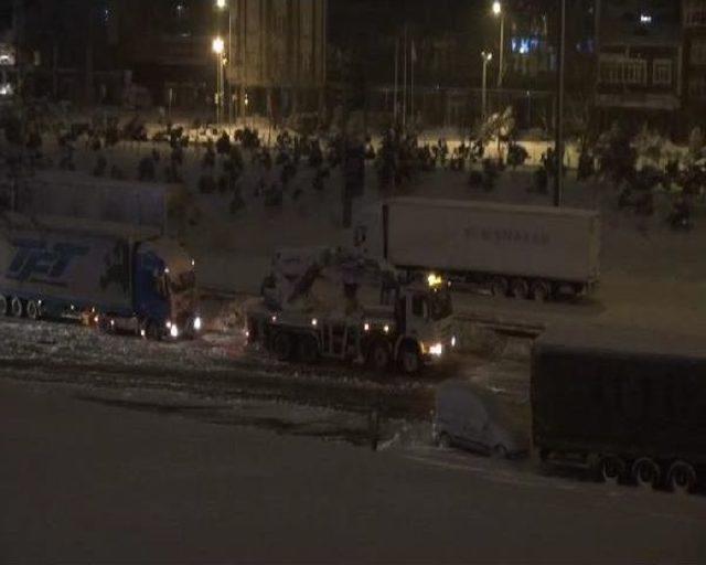 Tem'de Mahsur Kalan Tır'lar Yoldan Kaldırılıyor