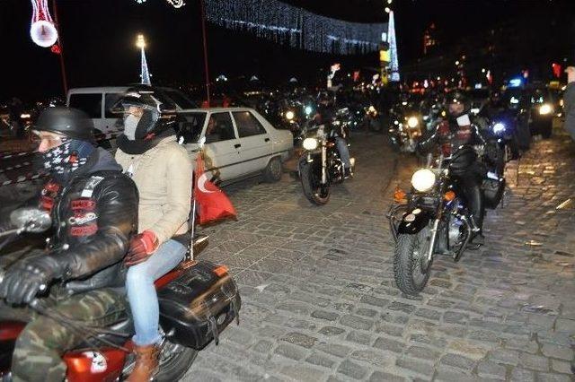 İzmir’de Motorcular Özgecan İçin Toplandı