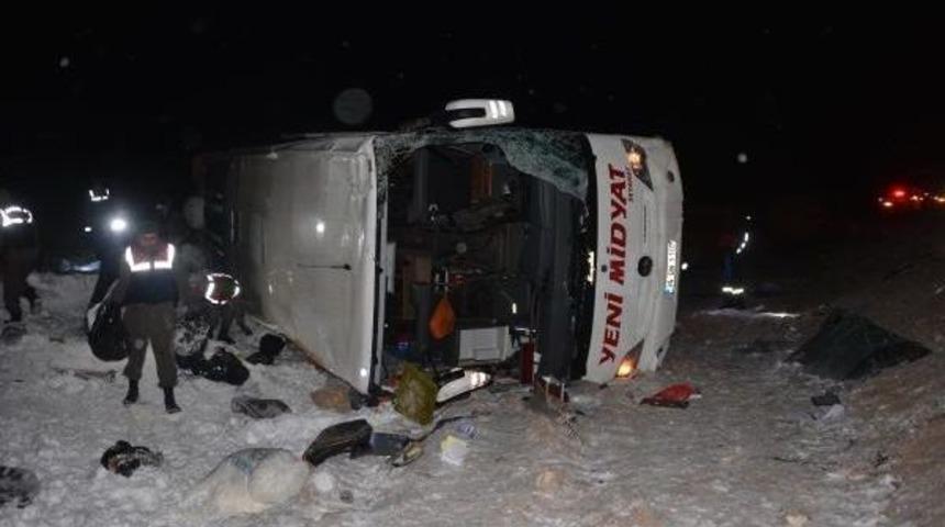 Yolcu Otobüsü Takla Atıp, Şarampole Yuvarlandı: 1 Ölü, 38 Yaralı