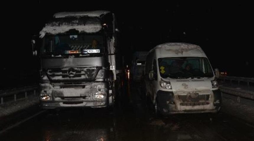 Kar, Bursa'da, 100 K&ouml;y Yolunu Ulaşıma Kapattı