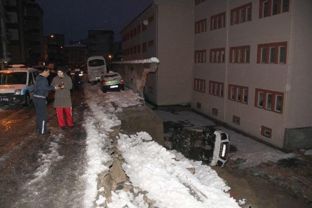 Okulun Bah&ccedil;esindeki İstinat Duvarı &Ccedil;&ouml;kt&uuml;: 3 Ara&ccedil; Zarar G&ouml;rd&uuml;