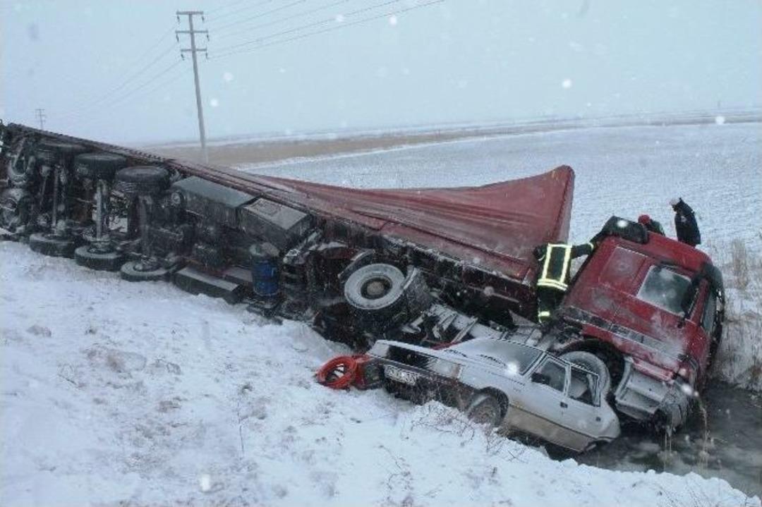 Tır İle Otomobil &Ccedil;arpıştı: 4 Yaralı