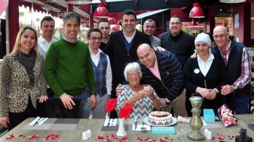 Alanya Aşığı İsve&ccedil;li Turiste 89'uncu Yaş S&uuml;rprizi