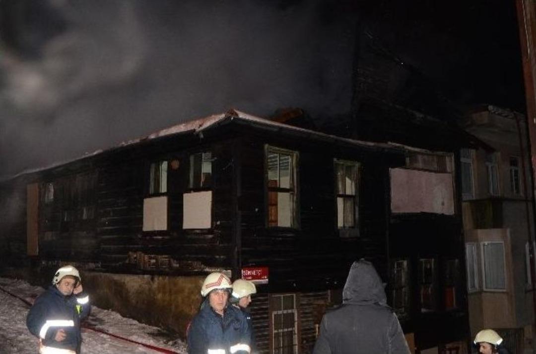 (&ouml;zel Haber) Beylerbeyi&rsquo;nde Tarihi Ahşap Bina K&uuml;l Oldu