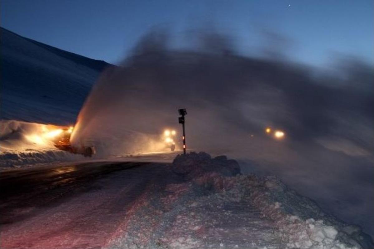 Vali Deniz&rsquo;den Karla M&uuml;cadele Ekiplerine Baklava İkramı
