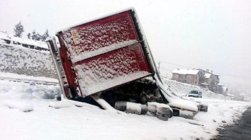 Bira Y&uuml;kl&uuml; Tır Devrildi