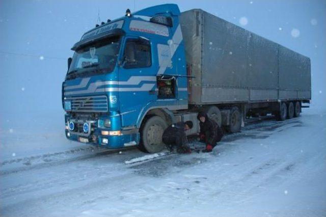 Ilgar Dağı Geçidi'nde Tipi Kazaralara Yol Açtı