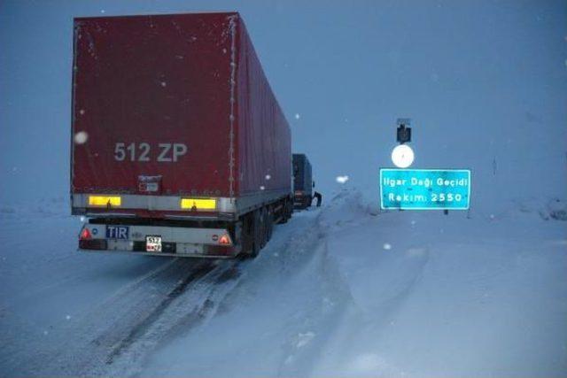 Ilgar Dağı Geçidi'nde Tipi Kazaralara Yol Açtı