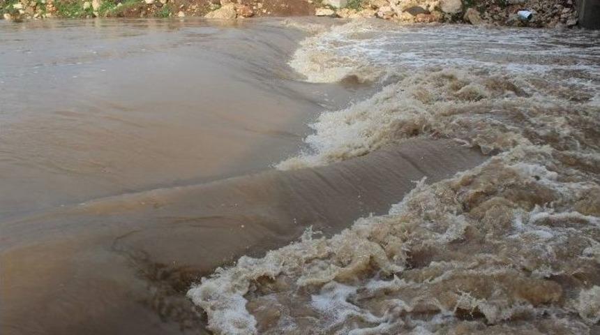 &Uuml;&ccedil; G&uuml;nd&uuml;r Aralıksız Yağan Yağmur Yavuzelinde Hayatı Olumsuz Etkiliyor