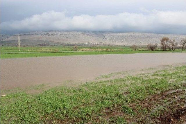 Üç Gündür Aralıksız Yağan Yağmur Yavuzelinde Hayatı Olumsuz Etkiliyor