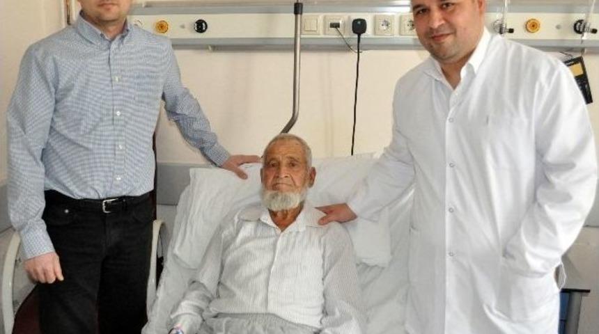 81 Yaşındaki Hastanın Karın Damarına Uyutulmadan Stent Takıldı
