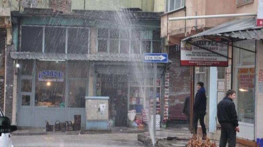 Otomobilin Patlattığı Su Borusu Zor Anlat Yaşattı