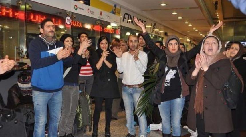 İranlı Yolculardan Atatürk Havalimanı'nda Protesto