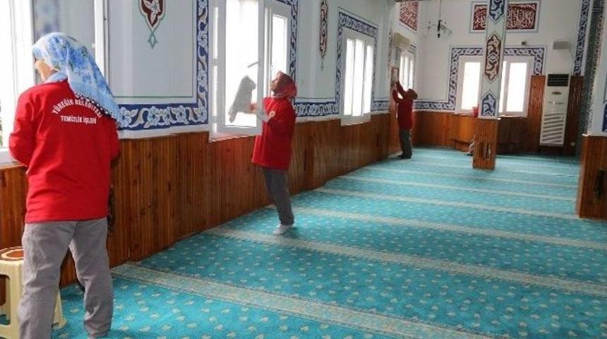 Yüreğir Belediyesi Camileri Temizliyor