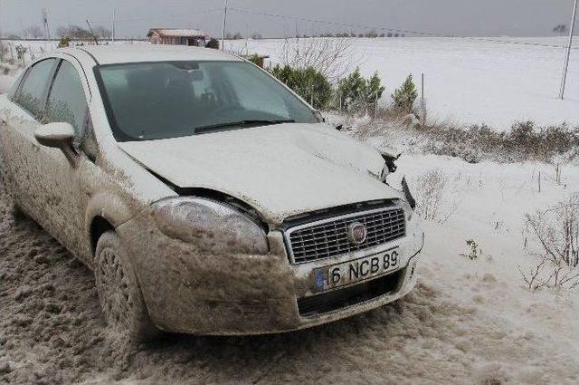 Kara Saplanan Servis Minibüsünü İşçiler Kurtardı