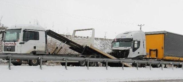 Kara Saplanan Servis Minibüsünü İşçiler Kurtardı