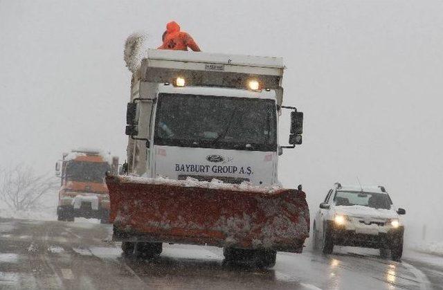 Kara Saplanan Servis Minibüsünü İşçiler Kurtardı