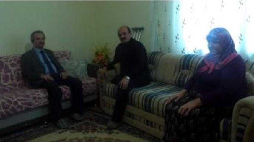 K&uuml;sk&uuml;n Hastayı Evine Giden Sağlık M&uuml;d&uuml;r&uuml; İkna Etti