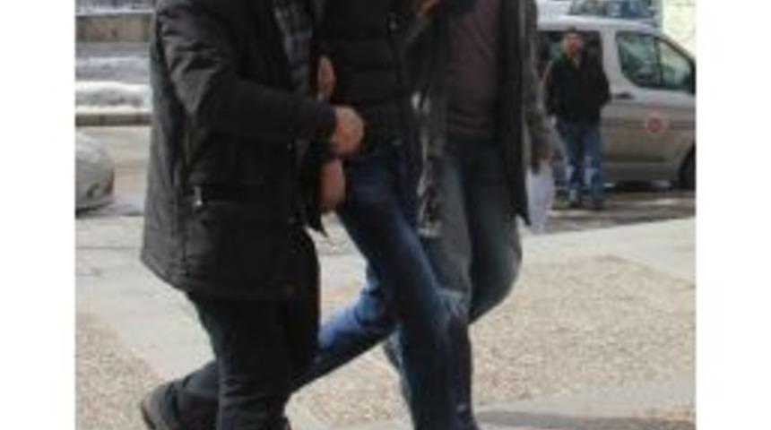 Yaşlı Kadının Parmağını Kırarak Y&uuml;z&uuml;ğ&uuml;n&uuml; Gasp Eden Ş&uuml;pheli Yakalandı