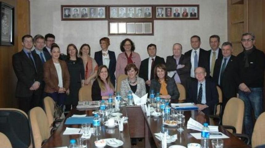 İzmir'de Yargı-Medya Ilişkileri Konuşuldu