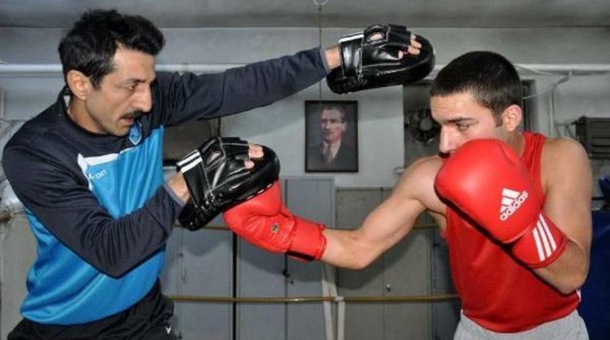 Oğlu Ve Eşinin Acısıyla K&uuml;st&uuml;ğ&uuml; Hayata Boksla Sarıldı