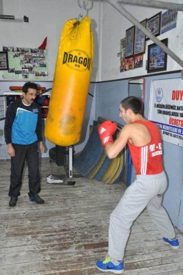 Oğlu Ve Eşinin Acısıyla Küstüğü Hayata Boksla Sarıldı