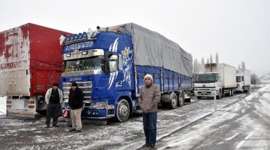 K&uuml;tahya'da Şehirlerarası Yollar Ulaşıma Kapandı