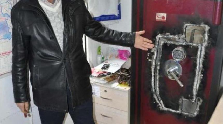 Çelik Kasayı Kesip Içini Boşalttılar