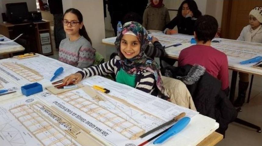 Yozgat&rsquo;ta &Ouml;ğrenciler Model U&ccedil;ak Yapmayı &Ouml;ğrendi